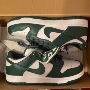 Nike dunks. Size 6 men size 8 women’s